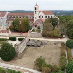 Vue aérienne de l'abbaye de Vézelay (Yonne)